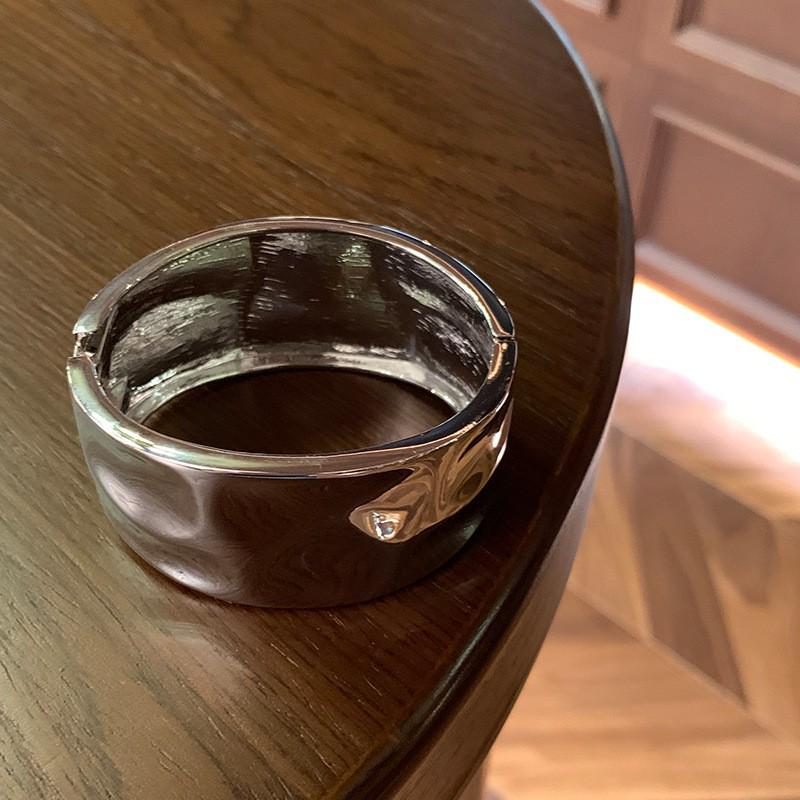 Irregular Round Shell Retro Court Style Bracelet - Light Luxury & High-End Women's Jewelry