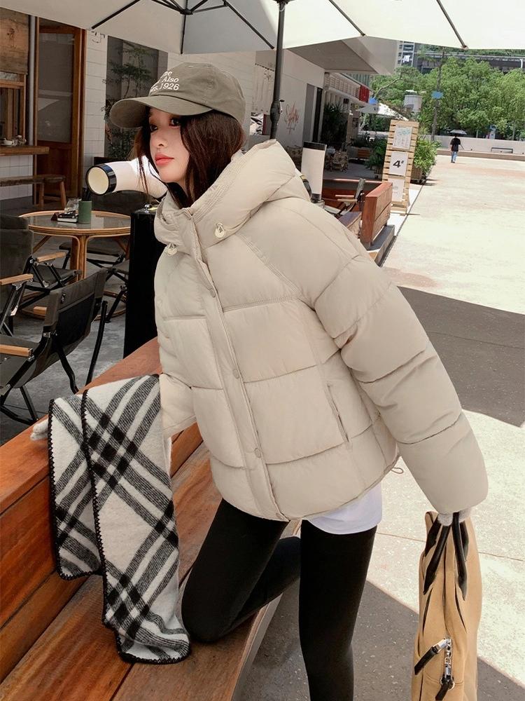 Dámská krátká větruodolná zateplená zimní bunda s kapucí a raglánovými rukávy