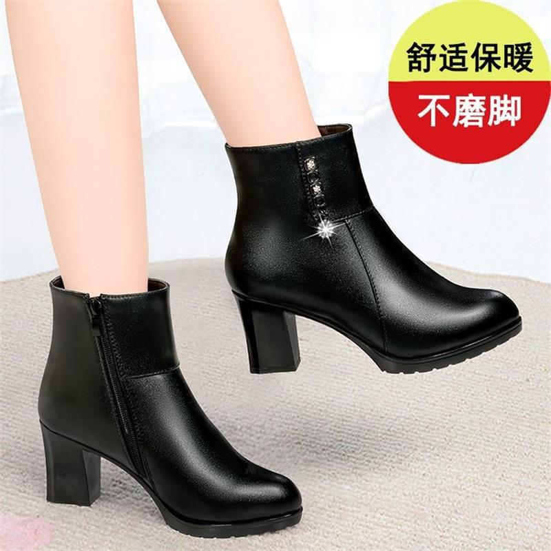 

2024 новые мягкие кожаные короткие сапоги женские хлопковые туфли для мам среднего возраста короткие сапоги из бархата и хлопка на высоком каблуке теплая кожаная обувь 35