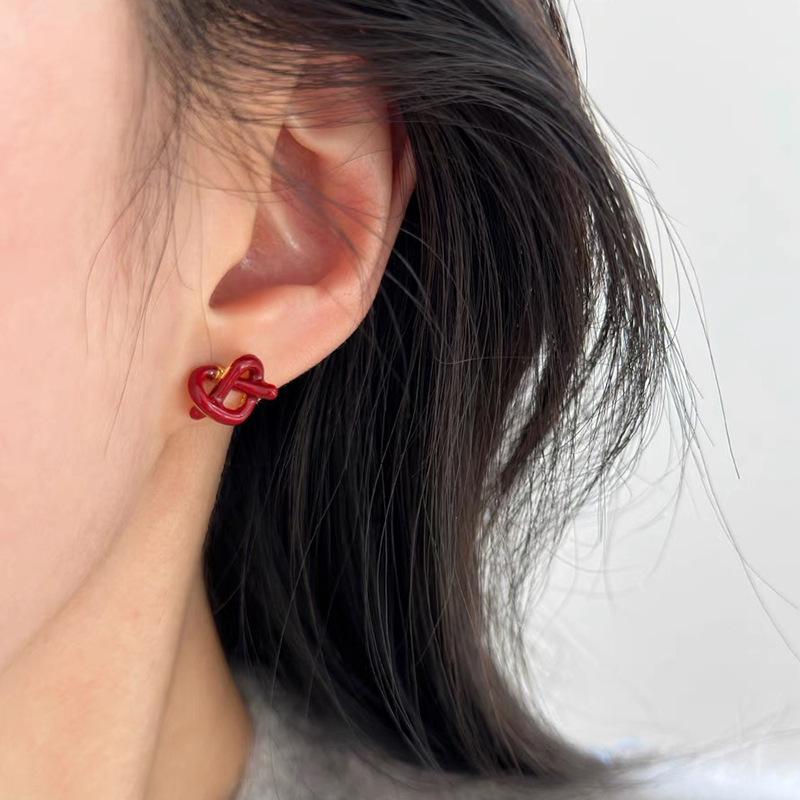 Eleganckie francuskie kolczyki sztyfty z czerwonym sercem - Retro design emaliowany, małe i wszechstronne dla kobiet.