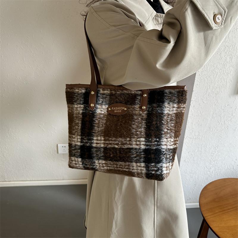 Large Capacity Stylish Plaid Single Shoulder Tote Bag For Women In 2023 Winter