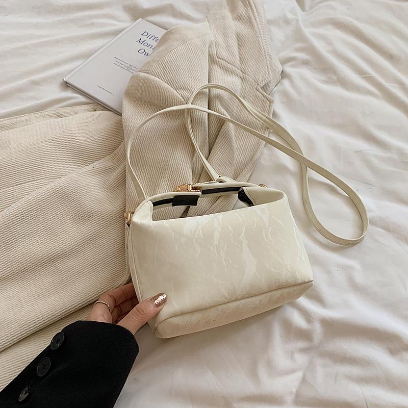 

Сумка-пельмень маленькая сумка женская 2025 новая весна-лето бархатная текстура легкая роскошь сумка-мессенджер белый