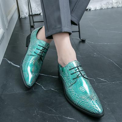 Modell Laufsteg Lederschuhe personalisiert Laser Drachenschuppenmuster Lackleder glänzend spitz Nachtclubschuhe