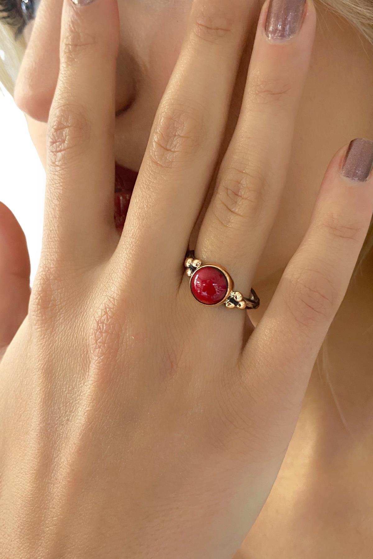 

Кольцо ручной работы из серебра 925 пробы с натуральным коралловым камнем