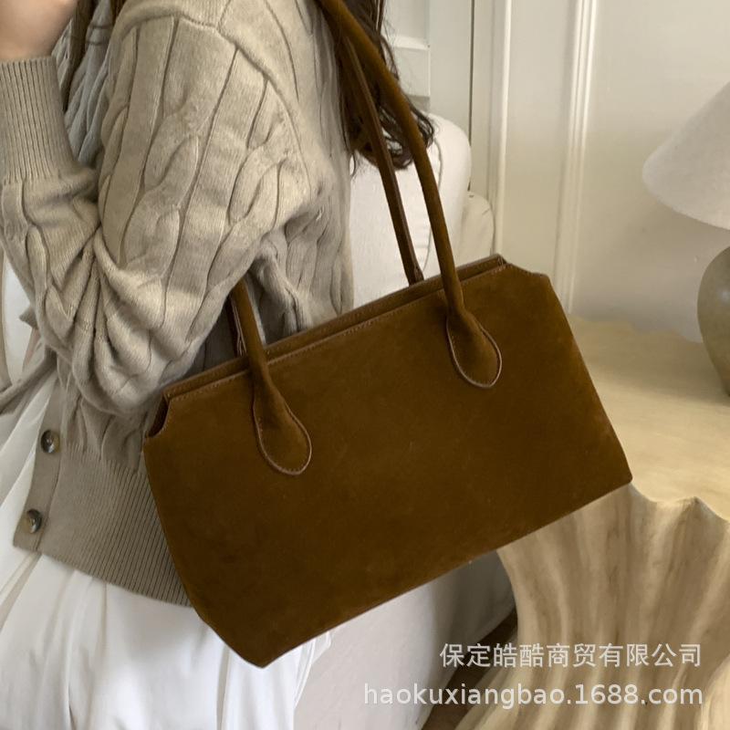 Large Capacity Bag Women's 2025 New High-end Retro Niche Super Fire Commuter Shoulder Bag Fashion Pillow Bag