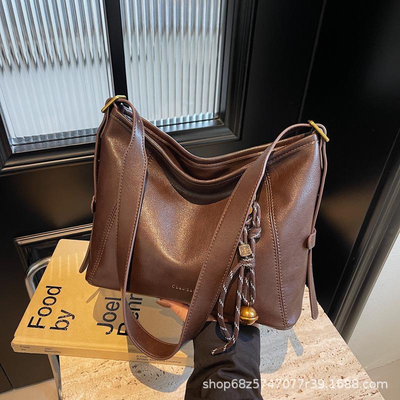 Large-capacity bag women's autumn and winter versatile 2025 new simple shoulder messenger bag premium texture commuter bucket bag