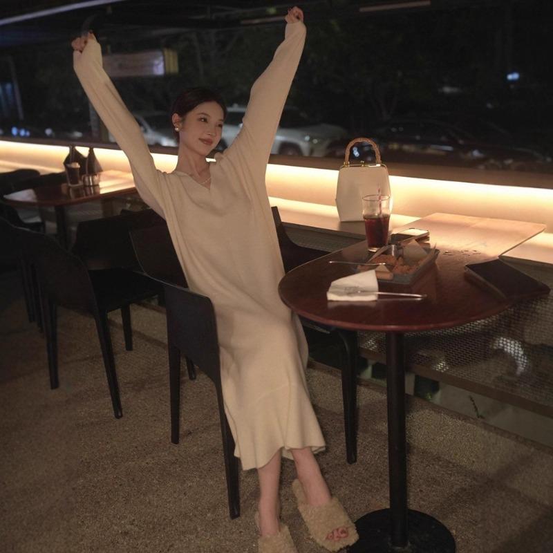 [] Autumn and winter new lazy style high-end sense super good-looking v-neck long style with knitted sweater dress