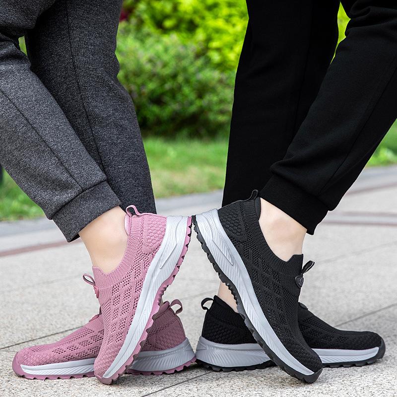 Mama und Papa Bequeme Laufschuhe Fliegendes Strickmesh Atmungsaktiv Schuhe für ältere Menschen Fabrik Mama Schuhe Ein Pedal Herren- und Damenschuhe