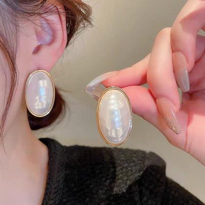 Retro Alloy Pearl Earrings - Trendy, Large, French Hong Kong Style, Women’s High-End Fashion.