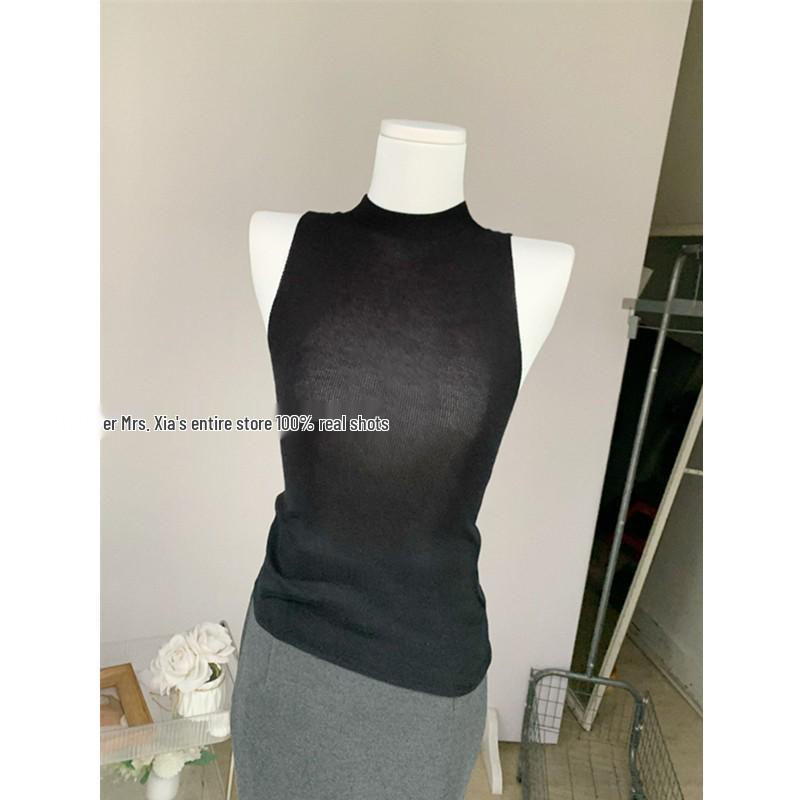 Женский черный топ из тенселя с полувысоким воротником-хомутом, без рукавов, облегающего кроя XS