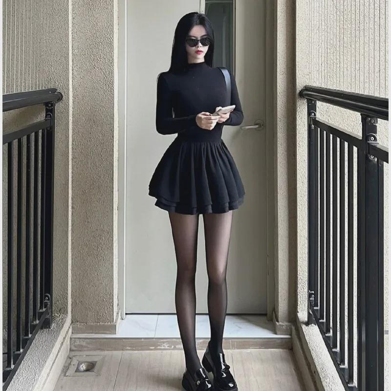 Dámské černé přiléhavé šaty s dlouhým rukávem a nadýmanou sukní, s polozvýšeným límcem, pro podzim a zimu