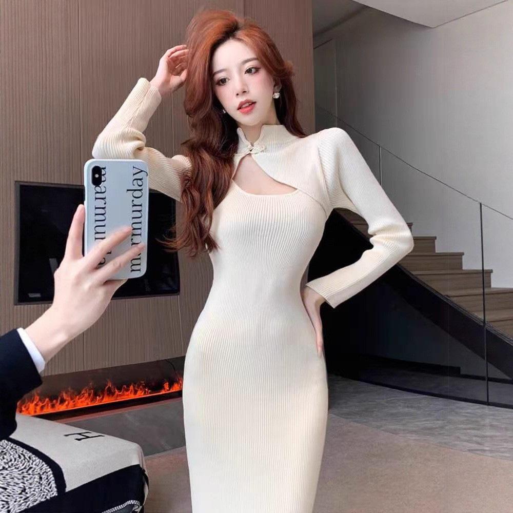 Retro-Stehkragen-Cheongsam: Schmal geschnittenes, taillenbetonendes, durchbrochenes Froschknopf-Langkleid im chinesischen Nationalstil