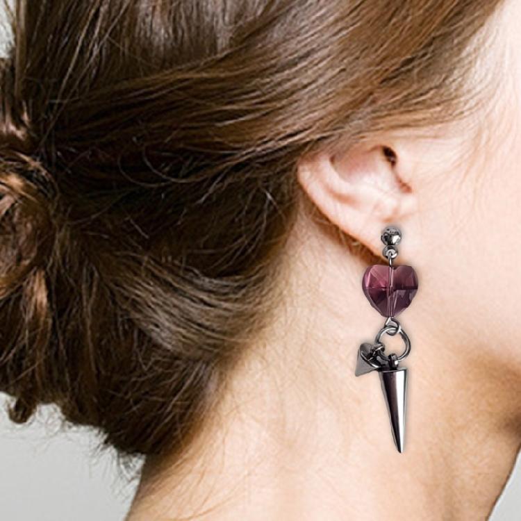 Raffinierte Herz-Kegel-Ohrringe Zeitgenössische Kegel-Ohrringe, die ein charmantes Herz-Element für Zusammenkünfte hervorheben