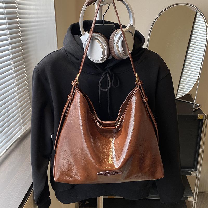 

Винтажная текстура, большая вместимость, сумка-мессенджер для通勤, женская, осень 2025, новая, простая на плечо, подмышку, универсальная сумка-тоут коричневый