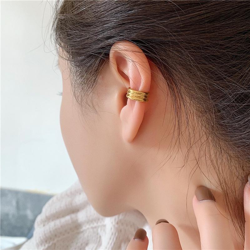 Orecchini a clip dell'orecchio: Bracciale a Tre Anelli Senza Foratura, Superficie Liscia con Stile Giapponese-Coreano Raffreddato in Oro.