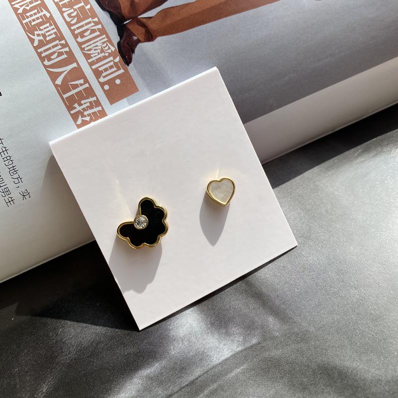 

Изысканный ювелирный набор «Сердце с цветочным узором из черной эмали и ракушек»: Серьги-пусеты, Серьги-подвески, Ожерелье, Цепочка для свитера, Браслет.