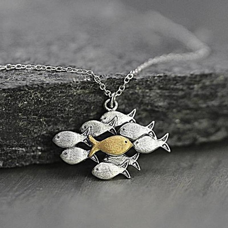 Simma mot strömmen Litet guldfiskhalsband Inspirerande uppmuntrande halsband Justerbara smycken för kvinnor män