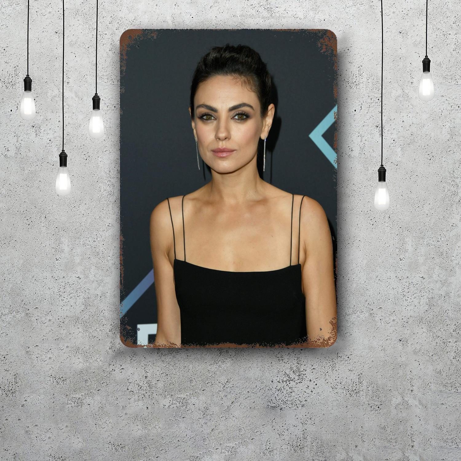 

Mila kunis Vintage Tin Sign Home Decor Wall Decor Art Wall Mural Room Decoration Decor Retro Metal Sign Plate Bar Posters 20x30cm（7.8x11.8inch）