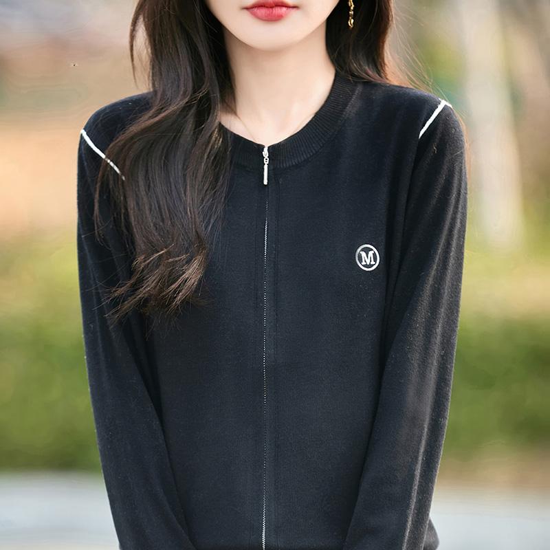 Lekki kardigan damski wykonany w 50% z wełny i w 50% z jedwabiu morwowego – uniwersalny sweter na 4 pory roku zapewniający całoroczny komfort i styl