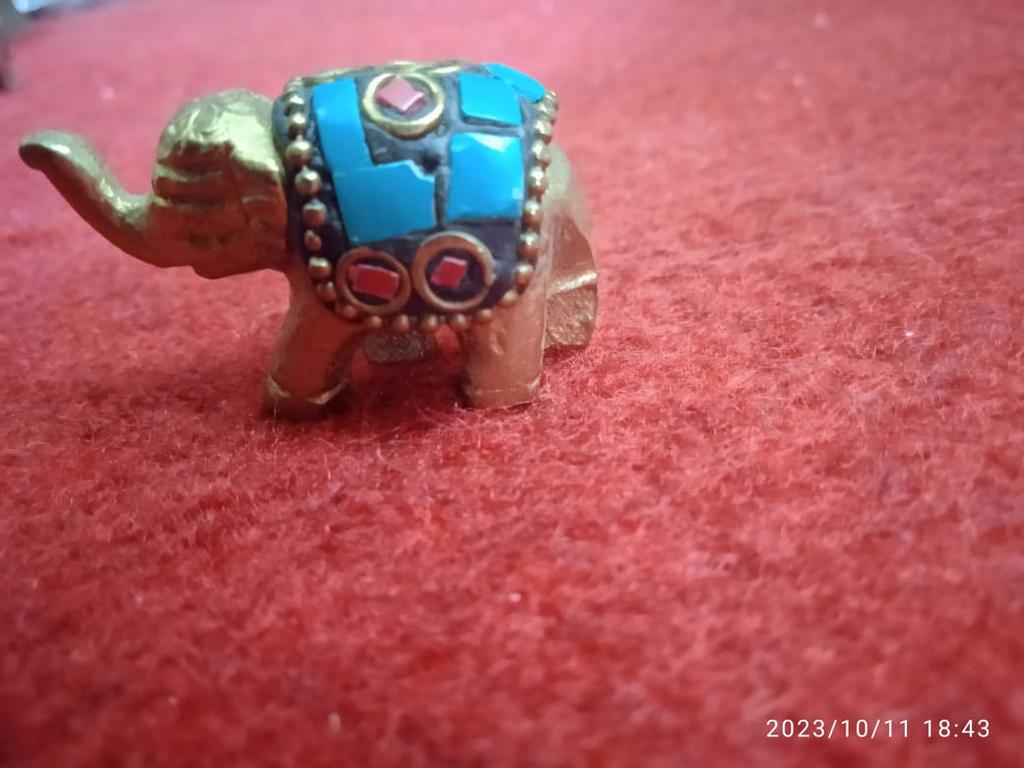 Držák na vonnou tyčinku Tanirika – mosazná socha slona s barevnými kamennými akcenty – jedinečný bytový dekor a zobrazení aromatického kadidla