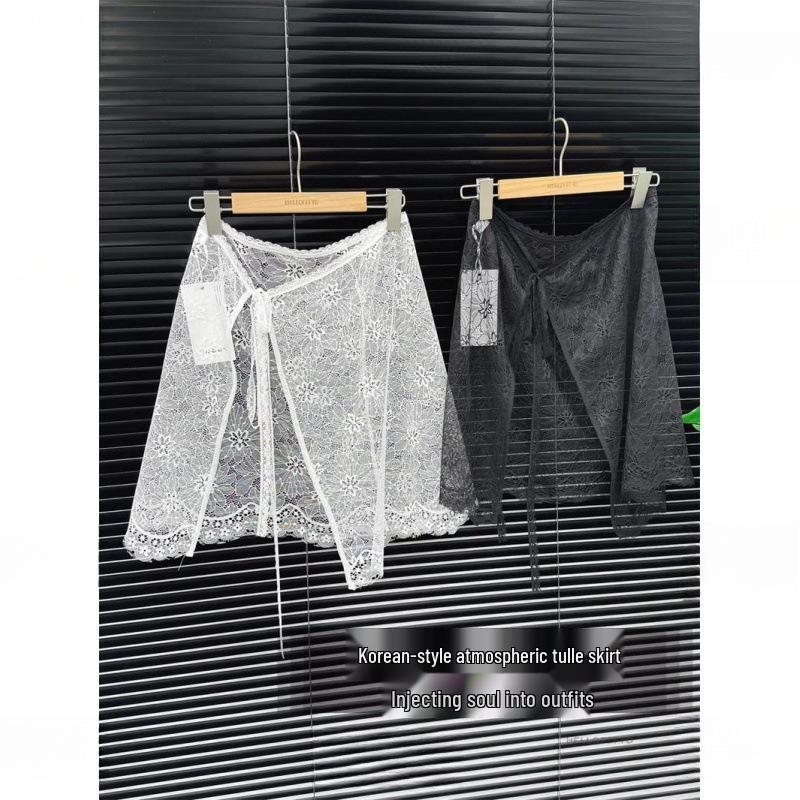 Vestito Intero Trasparente con Laccetti Coreano con Bordi in Pizzo, Gonna in Tulle e Design a Strati