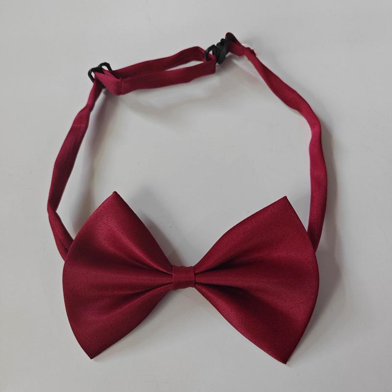 Pánský černý oblek s motýlkem pro sbor, svatby a speciální události