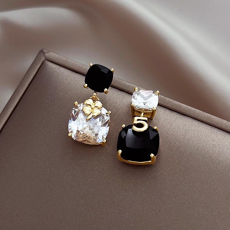 Элегантные асимметричные черные квадратные серьги-пусеты - трендовый дизайн 2023 года, роскошный дизайн из серебряной иглы S925