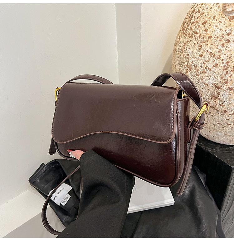 

Large capacity underarm bag women s 2025 new high-end women s retro niche design autumn and winter one-shoulder crossbody bag