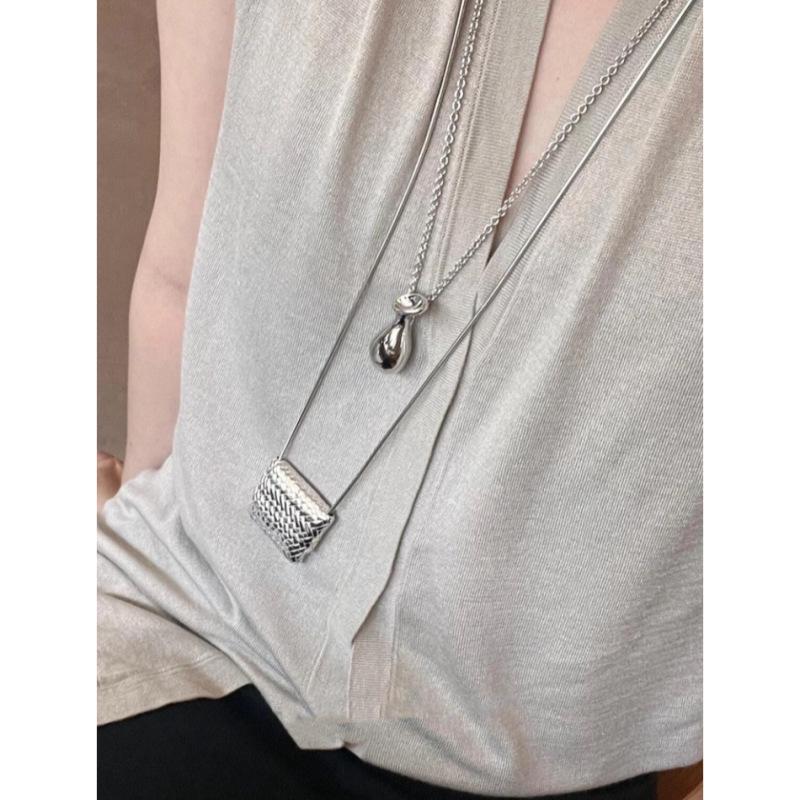 Habl Blogger-Style Water Purifier Pendant Necklace: Versatile Women's Accessory, Ideal for Layering with Sweaters.