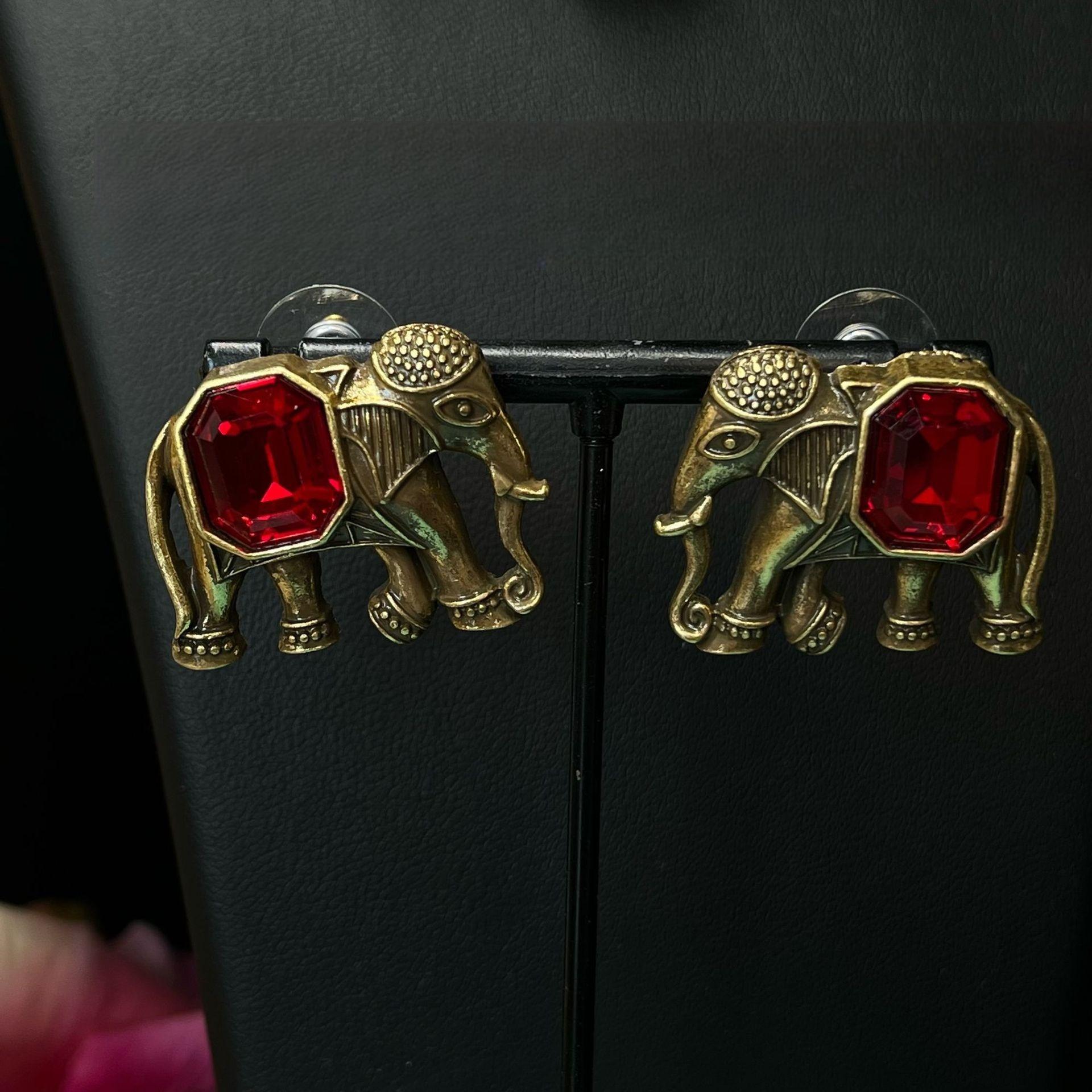 

Ретро и старинные серьги в форме слона, приносящие удачу. Серьги в европейском и американском придворном стиле.