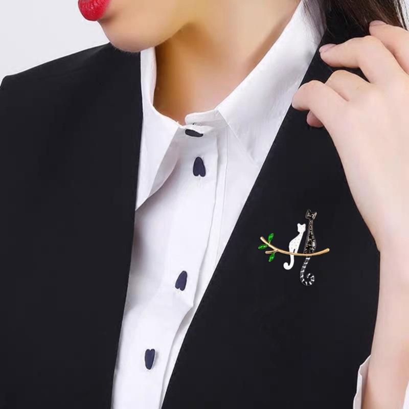 White Cat Lapel Pin for Women Lazy Cat Tree Pin Exquisite Enamel Cute Cat Branch Pin Badge Lapel Pin Jewelry Ornament