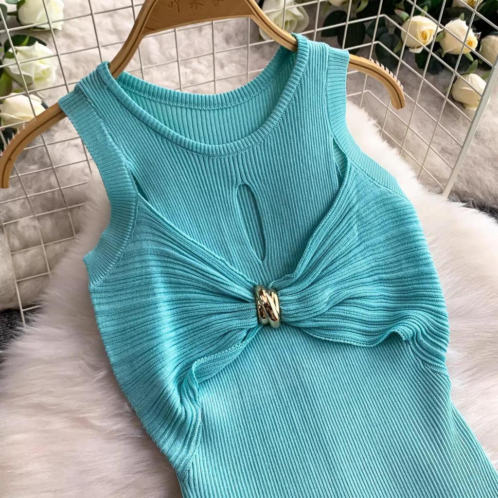 Celebrity Goddess Sexy Knit Dress with Metal Buckle Waist, Round Neck, and Hip-Hugging Slim Fit