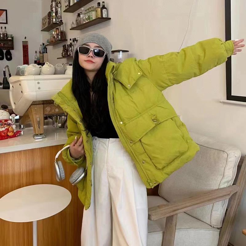 

Зимний пуховик женский короткий 2025 новая мода с капюшоном литературный и теплый пух белой утки приталенный дизайн карман S флуоресцентный зеленый