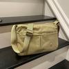 Borsa a tracolla sottile con tasche frontali e tracolla regolabile in nylon tinta unita