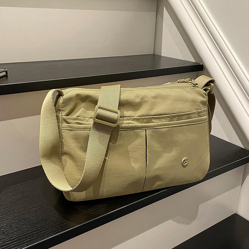 Borsa a tracolla sottile con tasche frontali e tracolla regolabile in nylon tinta unita