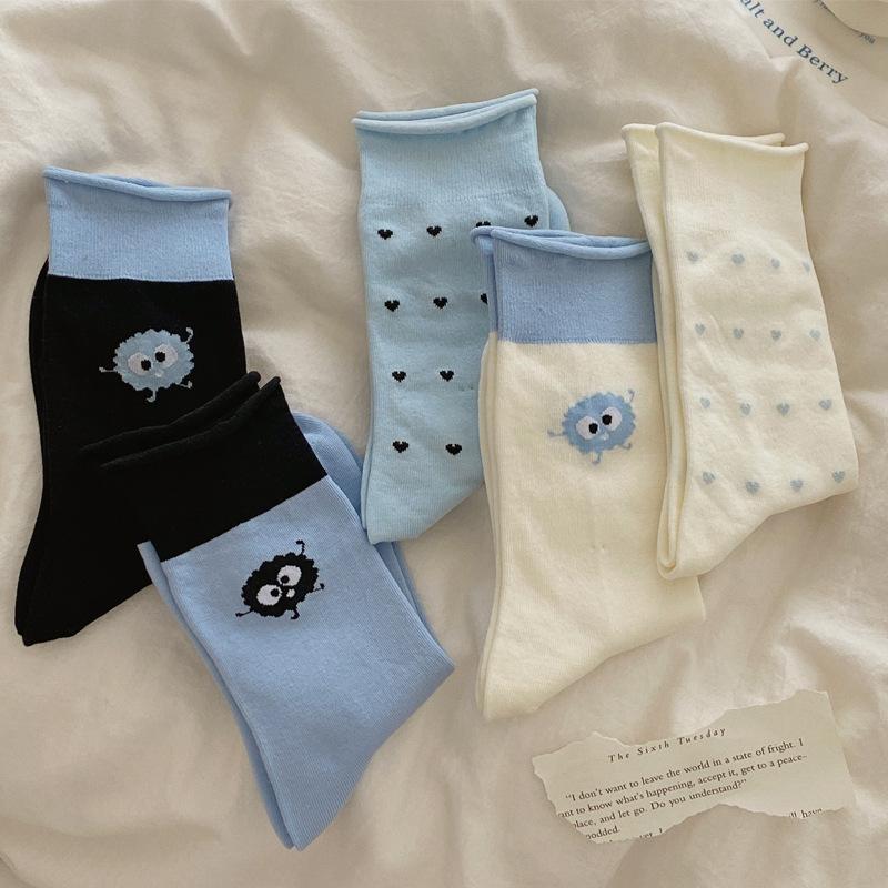 Blau-weiße Socken für Mädchen, Herbst Cartoon Kleine Schwarze Kohlekugel Mid-Calf Socken, College-Stil Farbblockierende Aufgerollte Socken