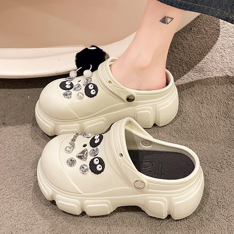 Stepping on shit feeling hole shoes women's summer thick soles increase height baotou fashion wear new beach soft soles cool slippers