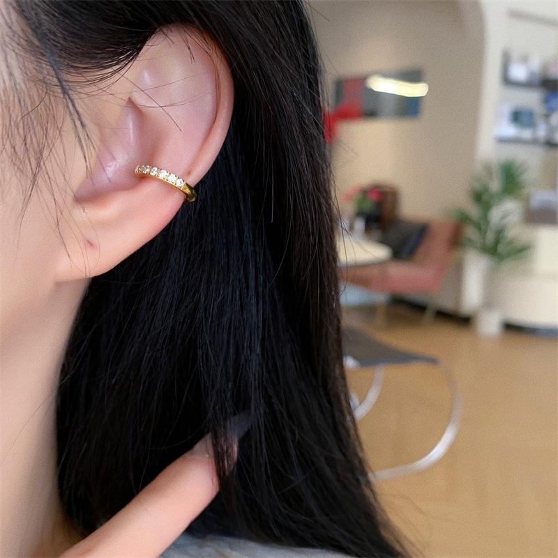 

18K Gold Ear Cartilage Clip: Half-Circle Design with 6 Small Diamonds, No-Piercing Required. золотий