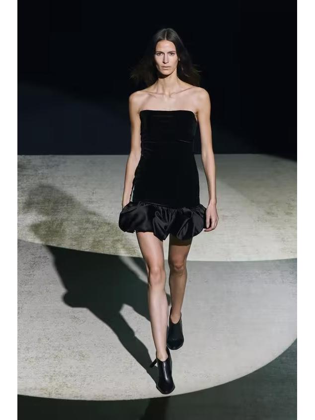 Zimní sametové šaty bez ramínek s nadýchanou sukní