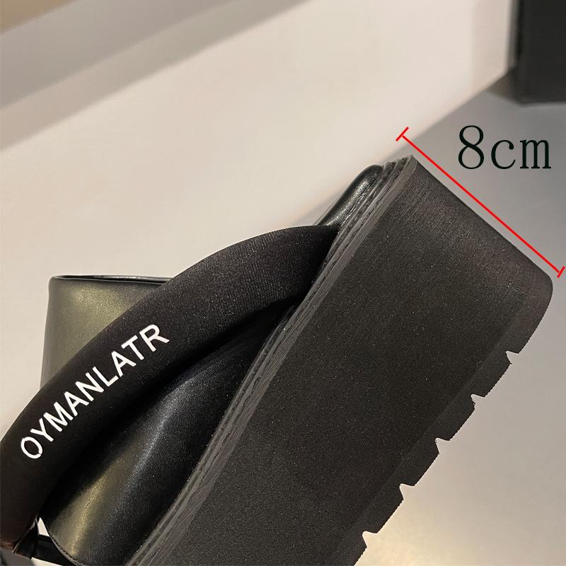 [Spot] Wang Feifei has the same thick-bottomed muffin flip-flops, leather sports foot pinch, non-slip, simple outer slippers.