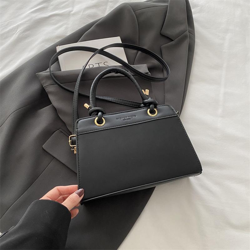 

Large-capacity bag women s versatile 2025 spring and summer solid color new simple shoulder shopping bag high-value small square bag