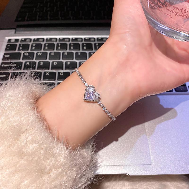 

Корейский браслет Love с цирконием: Современный дизайн, яркие бриллианты, идеально подходит для девушек и студентов S487 серебряный