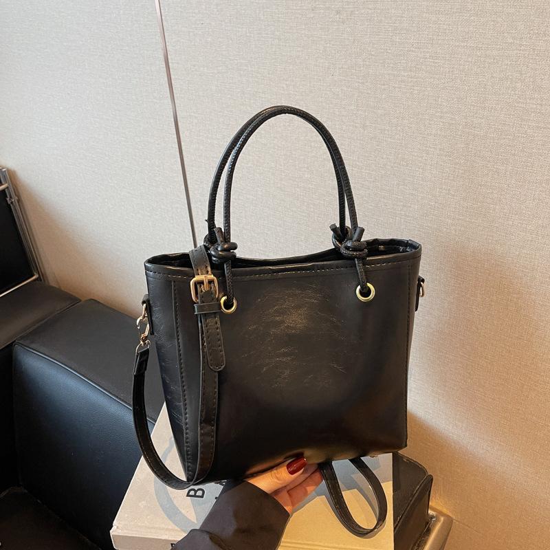 

Premium texture versatile fashion new solid color oilskin shoulder bag women s versatile foreign style niche design messenger bag чёрный