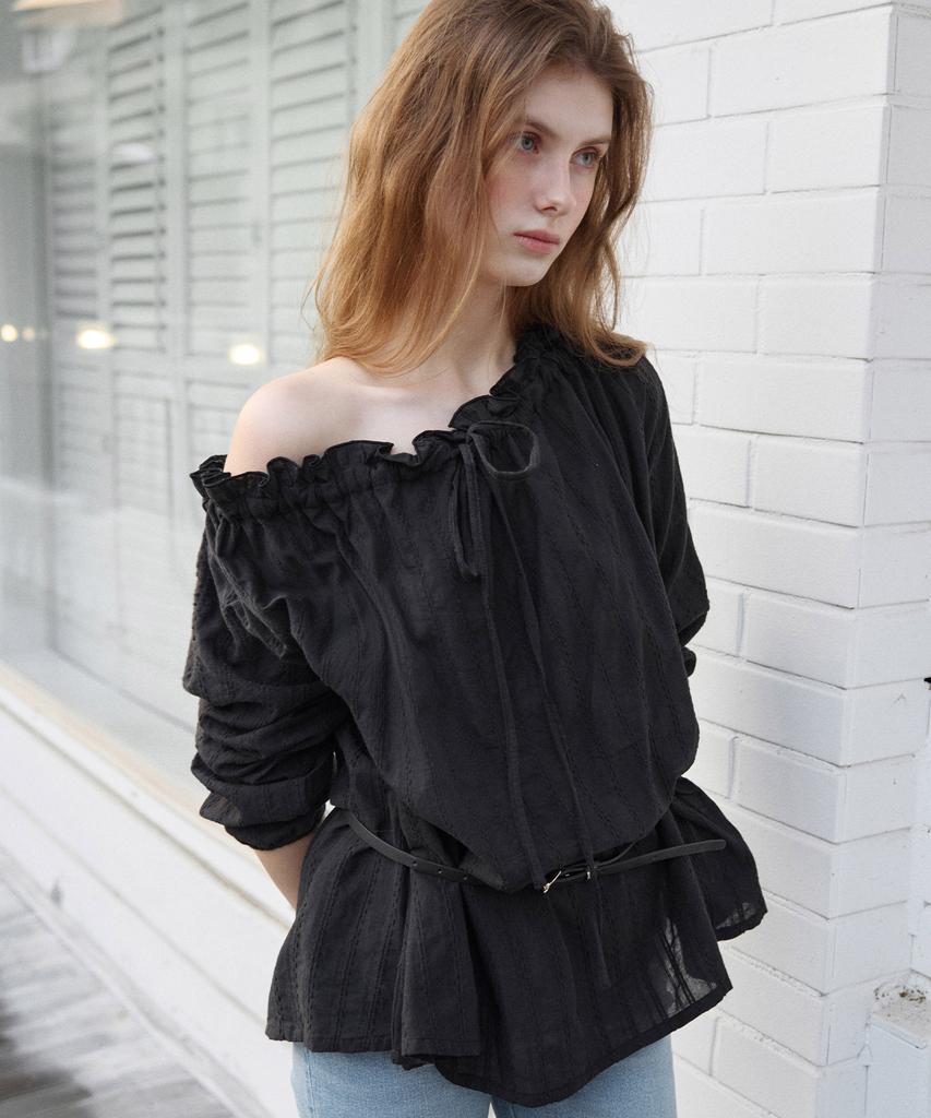 LETTER FROM MOON Leaf One-Shoulder Frill Blouse (Black)