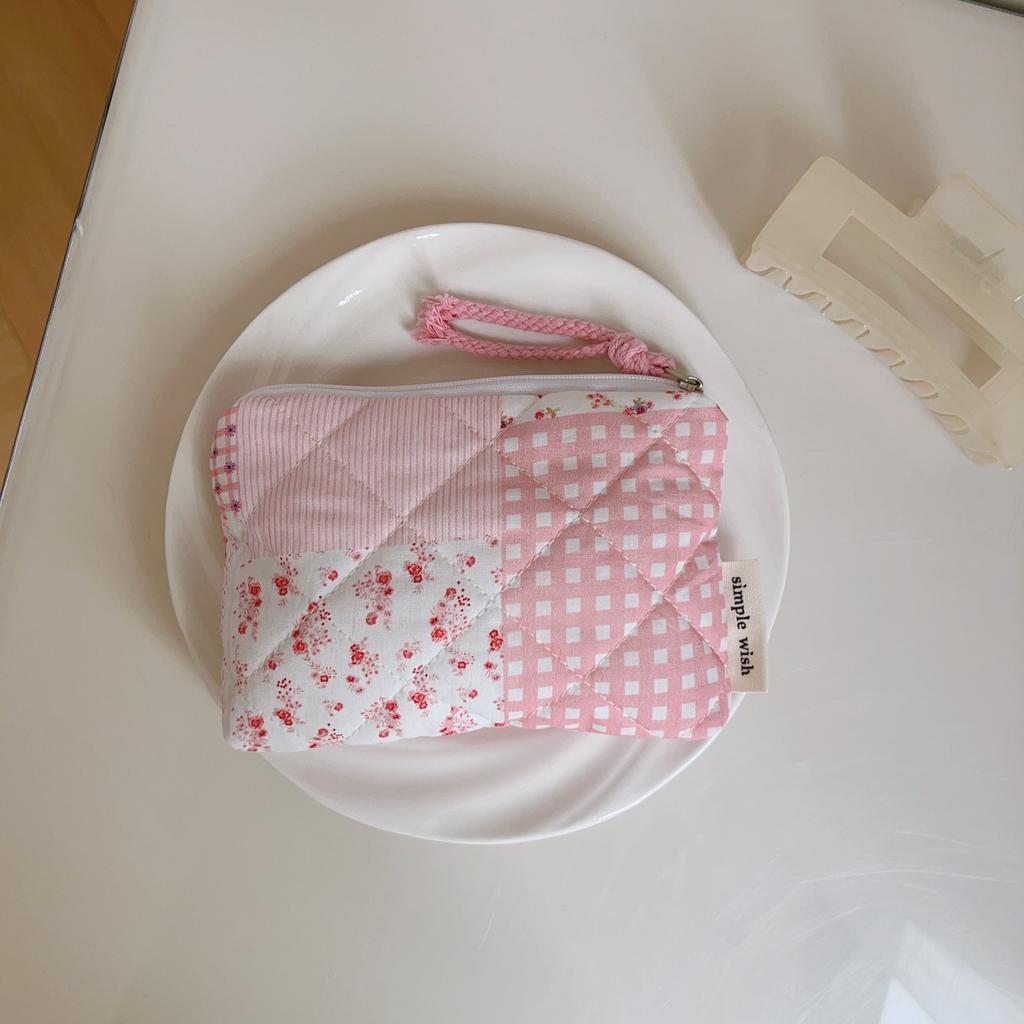 Cute Pink Style Makeup Lipstick Airpods Case Floral Quilted Makeup Bag Women's Sweet Mini Lipstick Cosmetic Pouch for Period