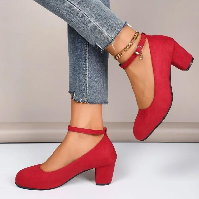 2025 Hochwertige Damenschuhe Neu Runde Zehenpartie Einfarbig Wildleder Flacher Ausschnitt Dicker Absatz Ein-Riemen-Schnalle Damen High Heels