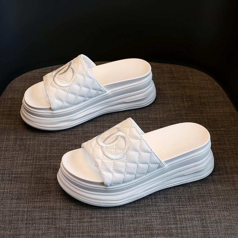 

2025 summer Internet celebrity beach slippers women wear muffin thick bottom to increase temperament fairy style sandals high value 40