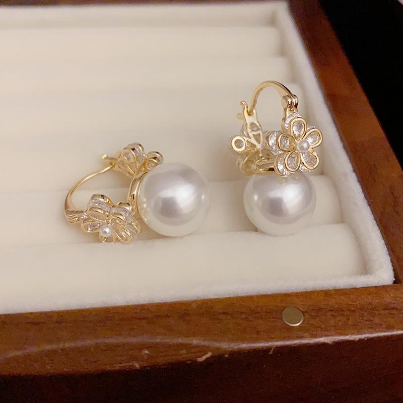 Douyin-Inspired Zircon Flower & Pearl Ear Cuffs: Chic, Elegant, Versatile Design for Sweet Influencer Style. 