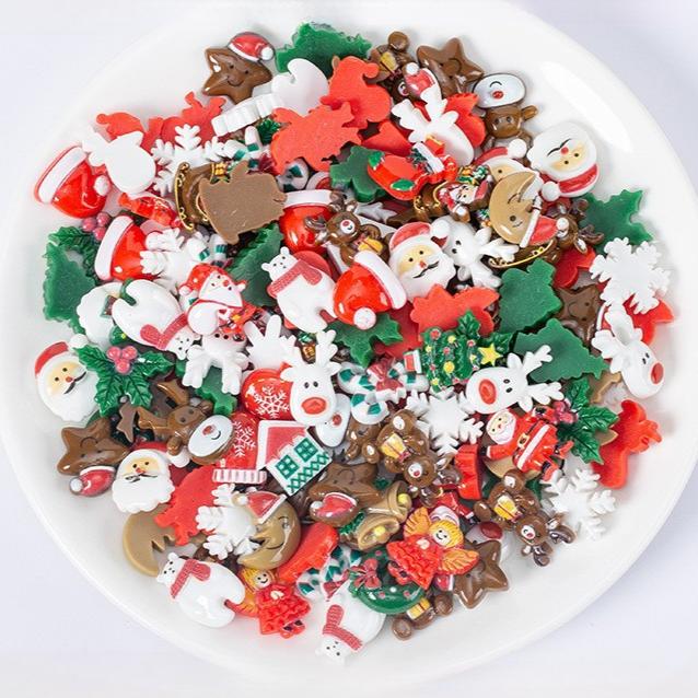 50 Stück Zufällige Kreative Harz-Weihnachts-Mini-Artikel Lustige DIY-Dekoration Weihnachts-Atmosphäre Requisiten Zubehör Schneeflocke Schneemann Material