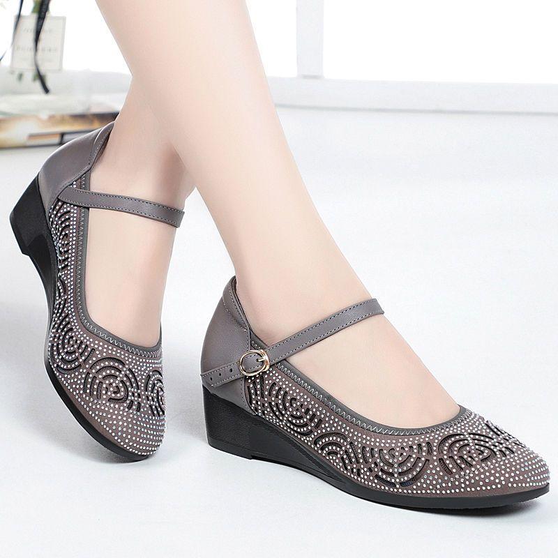 

Летние сандалии в сетку универсальны для женской повседневной одежды с однолинейной пряжкой на наклонном каблуке и материнской обуви с полыми и дышащими отверстиями. 40 серый